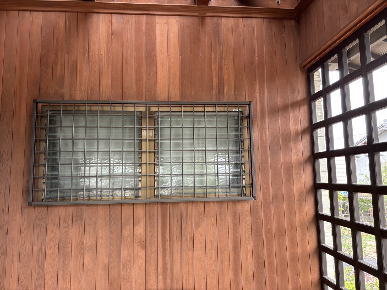 愛知県大府市　面格子取付工事　LIXILアルミ面格子井桁(防犯用)